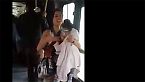 Joven madre canta en el metro-bus con su hijo en el seno, ¡talento mortal!