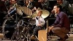 Niño de 3 años que toca la batería como un genio con gran orquesta