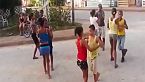 Tremenda rueda de casino de niños en Cuba, sin zapatos y echándola fresca en plena calle
