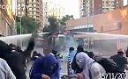 Enfrentamientos y música en la 1ra línea en Santiago de Chile, Chile, después del acuerdito constitucional