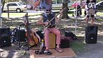 Juzzie Smith: one man band - Byron Bay markets