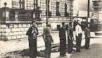 6 Civili polacchi guardano il plotone di esecuzione nel 1939