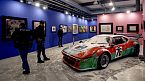 Milano, lanciati 8 chili di farina sull’«auto» di Andy Warhol: l’ultima protesta degli ambientalisti