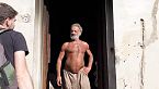 L\'uomo primitivo che vive senza vestiti da 40 anni