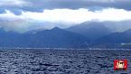 Lo Stretto di Messina in una giornata nuvolosa e ventosa.