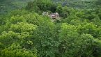 La famiglia che vive in un borgo abbandonato nel bosco